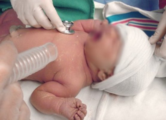 Femeia din Limanu care acuză medicul că i-a omorât bebeluşul se zbate în sărăcie, cu încă 3 copii